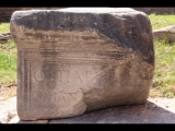 02274 ostia - regio v - insula xi - portico degli archi trionfali (v,xi,7-8) - inschriftenfragment li neben dem kapitell.jpg